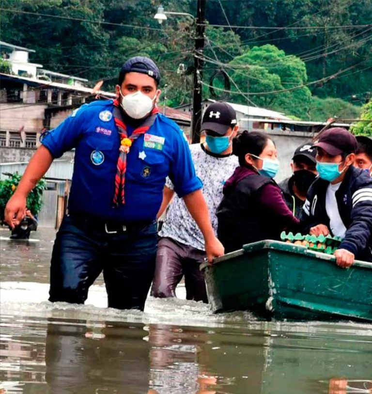 Scouts de Guatemala en servicio durante inundaciones