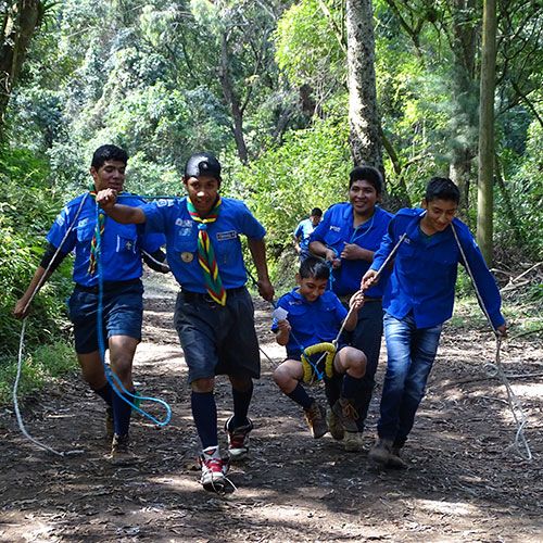 Jovenes scout en actividad de trabajo en equipo