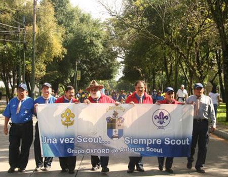 Adultos en el desfile Scout de Guatemala