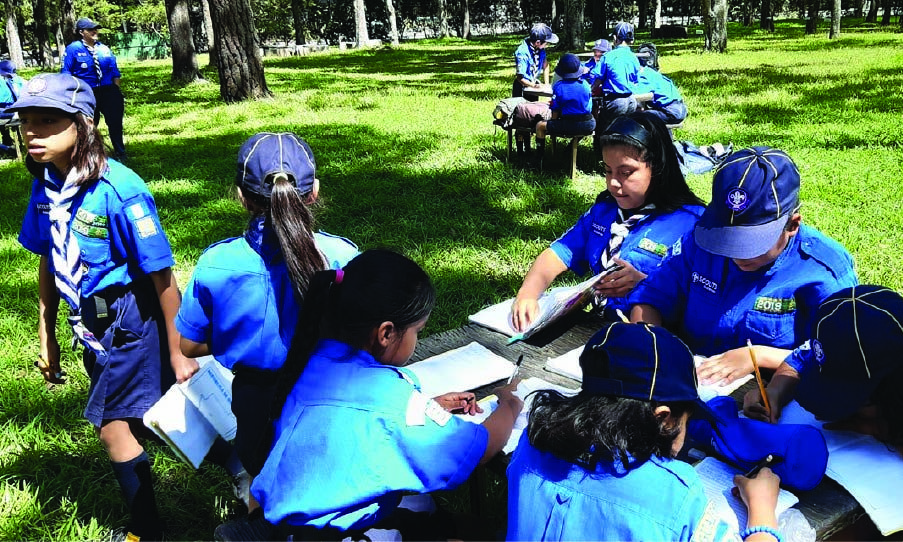 Niños con uniforme Scout en Guatemala