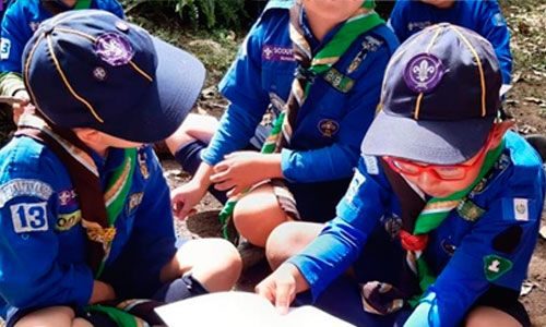 Niños scout aprenden haciendo